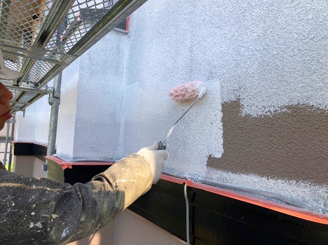 ローラーで下塗り材を塗布する職人